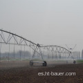 Sistema de riego de pivote lineal para granja